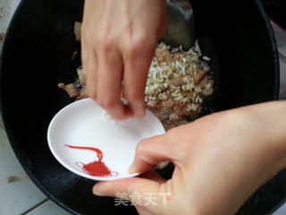 五花肉炒马蹄的做法步骤:5