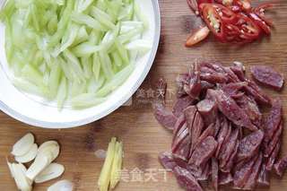 芹菜炒腊肠(香肠)的做法步骤:2