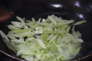 芹菜炒腊肠(香肠)的做法步骤:3