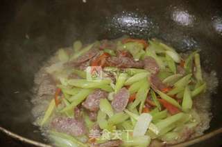 芹菜炒腊肠(香肠)的做法步骤:5