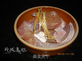 鱼腩焖萝卜的做法步骤:2