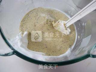 黑芝麻戚风蛋糕的做法步骤:11