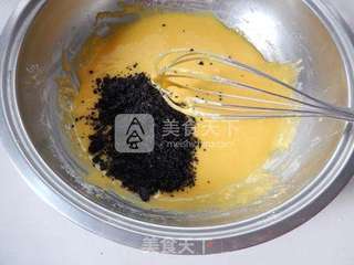 黑芝麻戚风蛋糕的做法步骤:4