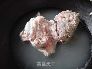 莲藕大骨汤的做法步骤:2