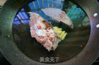 萝卜煨牛腩的做法步骤:2