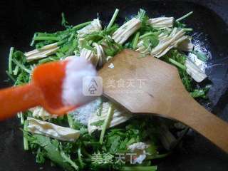 腐竹炒茼蒿的做法步骤：7