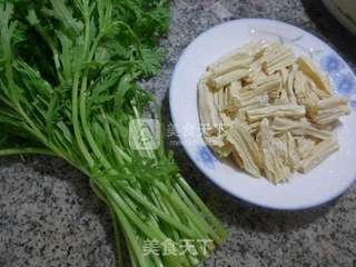 腐竹炒茼蒿的做法步骤：1