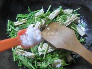 腐竹炒茼蒿的做法步骤：6