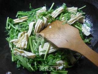 腐竹炒茼蒿的做法步骤：5