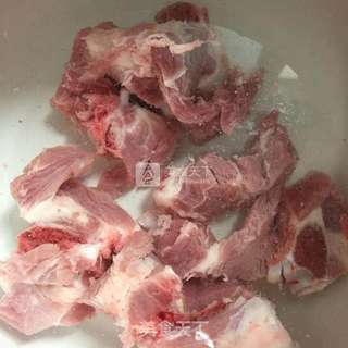 萝卜排骨汤的做法步骤：1