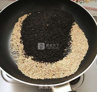 芝麻花生糖的做法步骤：2