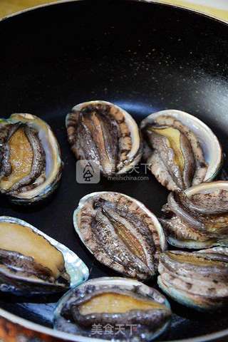 简单几步做出鲜美入味的【生煎蒜香鲍鱼】的做法步骤：3