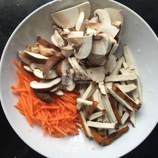 豆干小炒的做法步骤:2