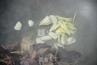 剁椒炒腊鱼的做法步骤:4