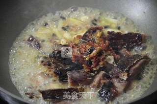 剁椒炒腊鱼的做法步骤:5