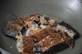 剁椒炒腊鱼的做法步骤:3