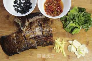 剁椒炒腊鱼的做法步骤:2