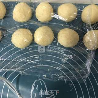 南瓜豆沙花朵包的做法步骤:2