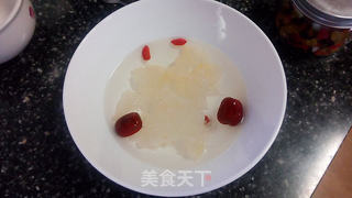 冰糖雪梨银耳羹的做法步骤:2