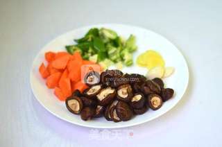 胡萝卜香菇炖鸡的做法步骤:3