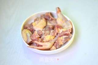 胡萝卜香菇炖鸡的做法步骤:2