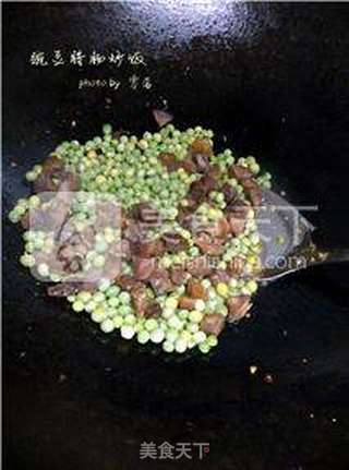 【豌豆菇凉与腊肠先生的邂逅】豌豆腊肠炒饭的做法步骤:7