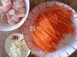 五花肉炒胡萝卜的做法步骤:2