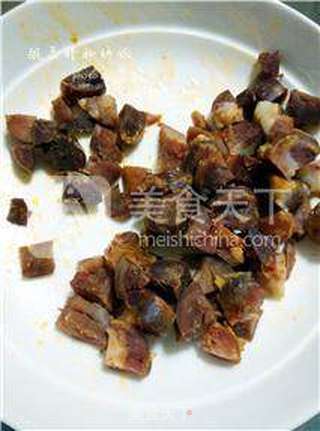 【豌豆菇凉与腊肠先生的邂逅】豌豆腊肠炒饭的做法步骤:2