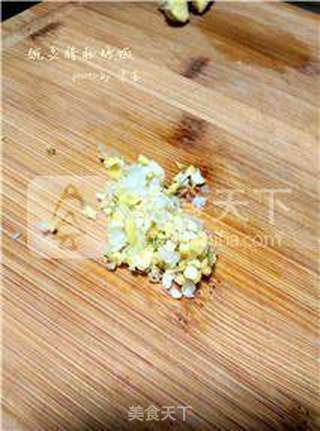 【豌豆菇凉与腊肠先生的邂逅】豌豆腊肠炒饭的做法步骤:3