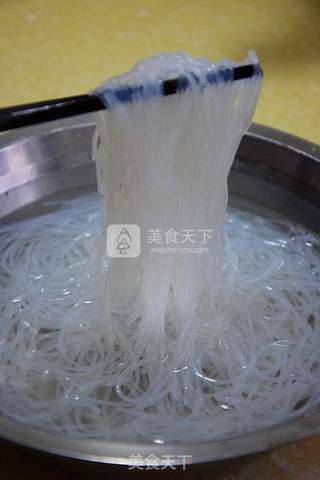 大雪纷飞的冬天来上一碗热乎的【酸辣粉】的做法步骤:2