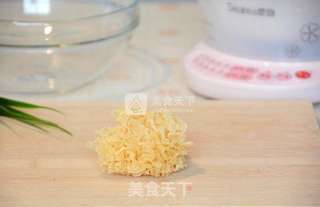 银耳莲子羹的做法步骤:2