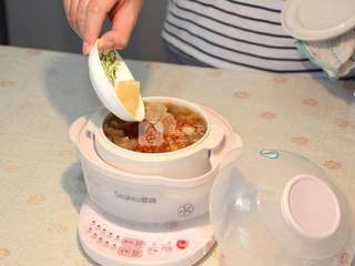 银耳莲子羹的做法步骤:32