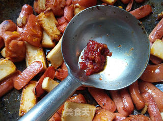简单方便好吃的爆炒火锅料(鱼豆腐、香肠等)的做法步骤:5