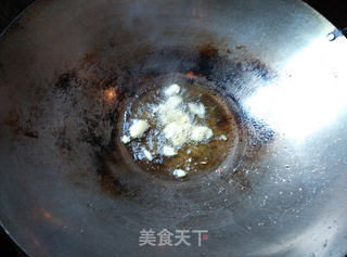 简单方便好吃的爆炒火锅料(鱼豆腐、香肠等)的做法步骤:2