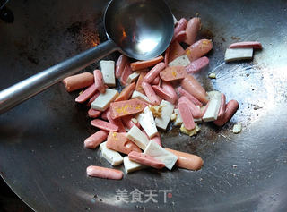 简单方便好吃的爆炒火锅料(鱼豆腐、香肠等)的做法步骤:3