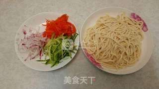 肉丁炸酱面的做法步骤：1