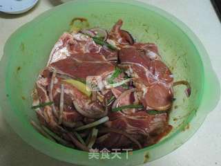 迷迭香烤羊肩排的做法步骤:3
