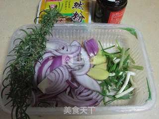 迷迭香烤羊肩排的做法步骤:2