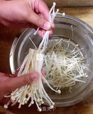 凉拌金针菇偶遇蚬子的做法步骤:2