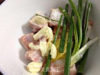 橙香酸甜排骨的做法步骤:2