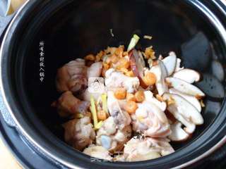 冬进补,瑶柱香菇鸡汤的做法步骤:3