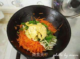 胡萝卜鸡蛋炒青蒜的做法步骤:8
