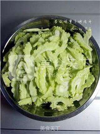 苦瓜胡萝卜肉片的做法步骤:2