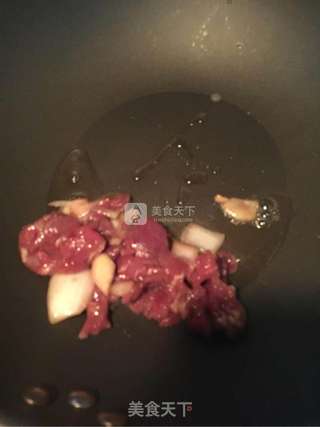 银耳木耳炒肉的做法步骤:5