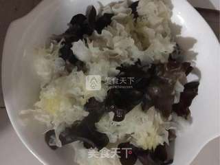 银耳木耳炒肉的做法步骤:3