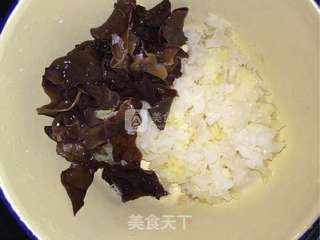银耳木耳炒肉的做法步骤:2