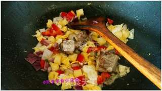 黑椒排骨菠萝炒饭的做法步骤:3