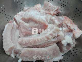 冰花梅酱烧排骨的做法步骤：2