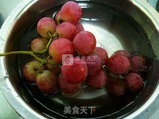 冰糖炖提子的做法步骤:2