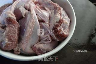 慈姑红焖肉的做法步骤:4